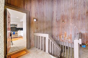 12 Mi to Downtown Dallas: Irving Condo w/ Balcony