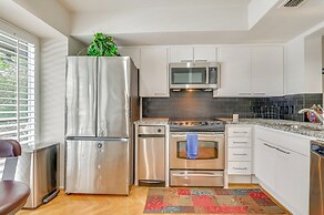 12 Mi to Downtown Dallas: Irving Condo w/ Balcony