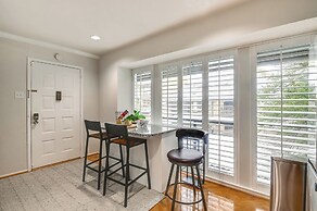 12 Mi to Downtown Dallas: Irving Condo w/ Balcony