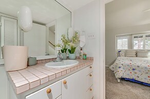 12 Mi to Downtown Dallas: Irving Condo w/ Balcony