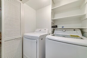 12 Mi to Downtown Dallas: Irving Condo w/ Balcony