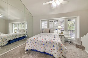 12 Mi to Downtown Dallas: Irving Condo w/ Balcony