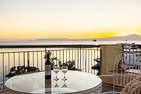 Beachfront Sunny Penthouse - Kalamata Seablisss