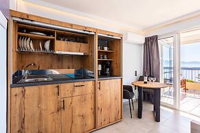 Beachfront Sunny Penthouse - Kalamata Seablisss