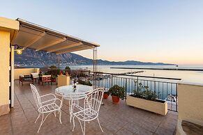 Beachfront Sunny Penthouse - Kalamata Seablisss