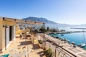 Beachfront Sunny Penthouse - Kalamata Seablisss