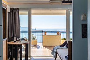 Beachfront Sunny Penthouse - Kalamata Seablisss