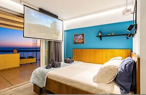 Beachfront Sunny Penthouse - Kalamata Seablisss