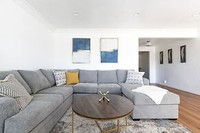 Charming Spacious Home - Modern Comforts Prime Location