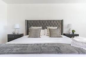 Charming Spacious Home - Modern Comforts Prime Location