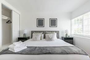 Charming Spacious Home - Modern Comforts Prime Location