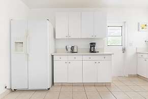 Charming Spacious Home - Modern Comforts Prime Location