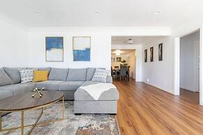 Charming Spacious Home - Modern Comforts Prime Location