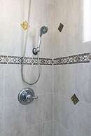 Charming Spacious Home - Modern Comforts Prime Location