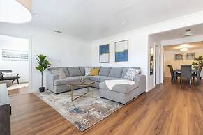 Charming Spacious Home - Modern Comforts Prime Location