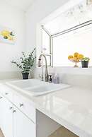 Charming Spacious Home - Modern Comforts Prime Location