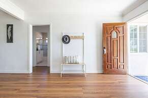 Charming Spacious Home - Modern Comforts Prime Location