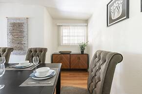 Charming Spacious Home - Modern Comforts Prime Location