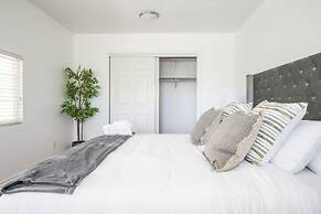 Charming Spacious Home - Modern Comforts Prime Location