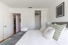 Charming Spacious Home - Modern Comforts Prime Location