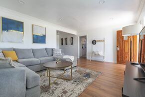 Charming Spacious Home - Modern Comforts Prime Location