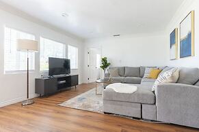 Charming Spacious Home - Modern Comforts Prime Location