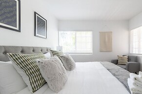 Charming Spacious Home - Modern Comforts Prime Location