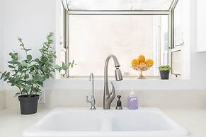 Charming Spacious Home - Modern Comforts Prime Location