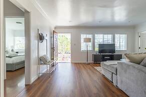 Charming Spacious Home - Modern Comforts Prime Location