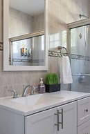 Charming Spacious Home - Modern Comforts Prime Location