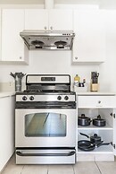 Charming Spacious Home - Modern Comforts Prime Location