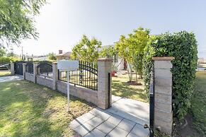 Charming Spacious Home - Modern Comforts Prime Location