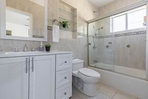 Charming Spacious Home - Modern Comforts Prime Location