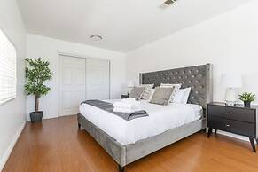 Charming Spacious Home - Modern Comforts Prime Location