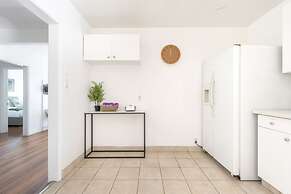 Charming Spacious Home - Modern Comforts Prime Location