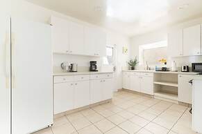 Charming Spacious Home - Modern Comforts Prime Location