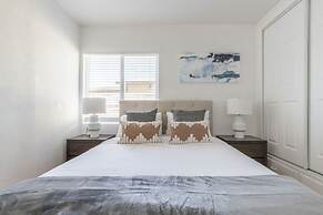 Charming Spacious Home - Modern Comforts Prime Location