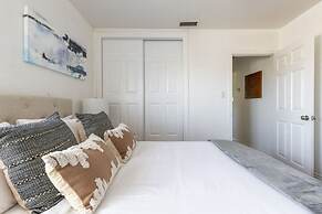 Charming Spacious Home - Modern Comforts Prime Location