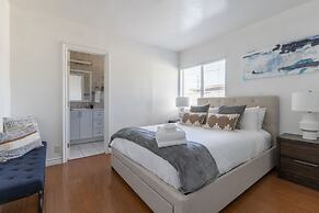 Charming Spacious Home - Modern Comforts Prime Location