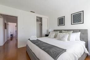 Charming Spacious Home - Modern Comforts Prime Location