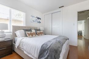 Charming Spacious Home - Modern Comforts Prime Location