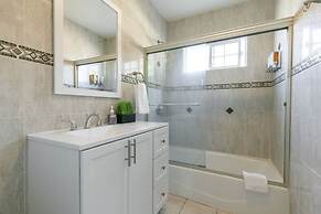 Charming Spacious Home - Modern Comforts Prime Location