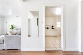 Charming Spacious Home - Modern Comforts Prime Location