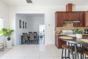 Elegant Retreat Modern Comforts Prime Location