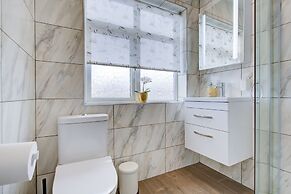 1 Bed Apartment - Sleeps 4 - Pets - Free Parking