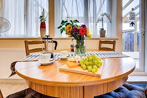 1 Bed Apartment - Sleeps 4 - Pets - Free Parking