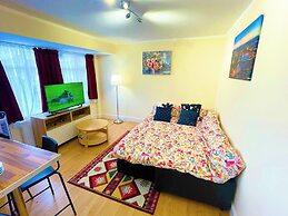 1b-sleeps4-freeparking-pets-wifi-london