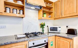 1 Bed Apartment - Sleeps 4 - Pets - Free Parking
