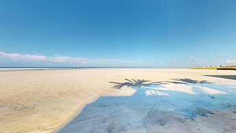 Sandarac 502b: Beachfront 3br Condo W/ Pool & Views 3 Bedroom Condo