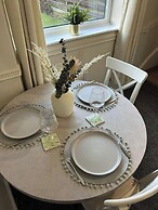 Peak District - 2 Beds - Sleeps 4 - Pet Friendly